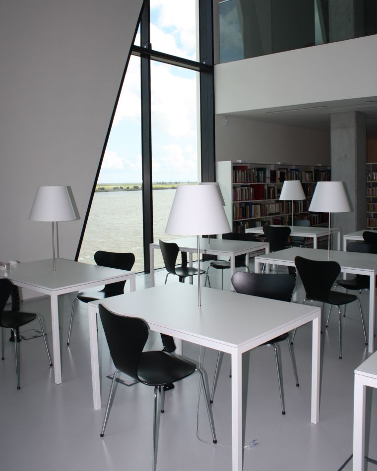 Mesas de leitura e estantes na Biblioteca Municipal de Vila Franca de Xira