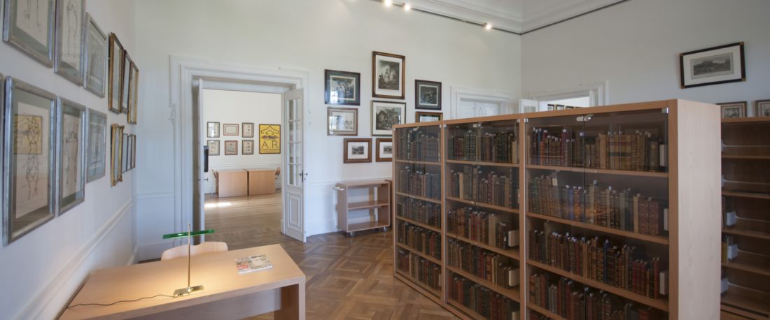 Estantes em madeira com livros antigos no Palácio de Queluz